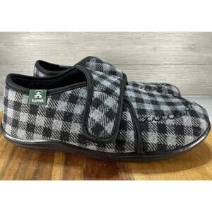 Kamik Cozylodge slippers Size 5 Black And Gray
